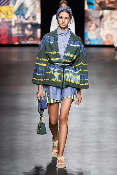Look 77